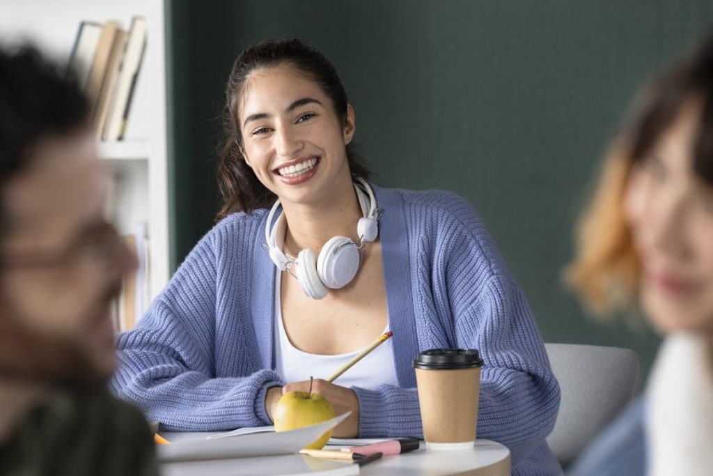 cursos de español para extranjeros en Valencia - chica sonriente