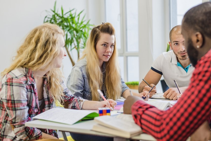 clases de español para extranjeros en Valencia - personas estudiando